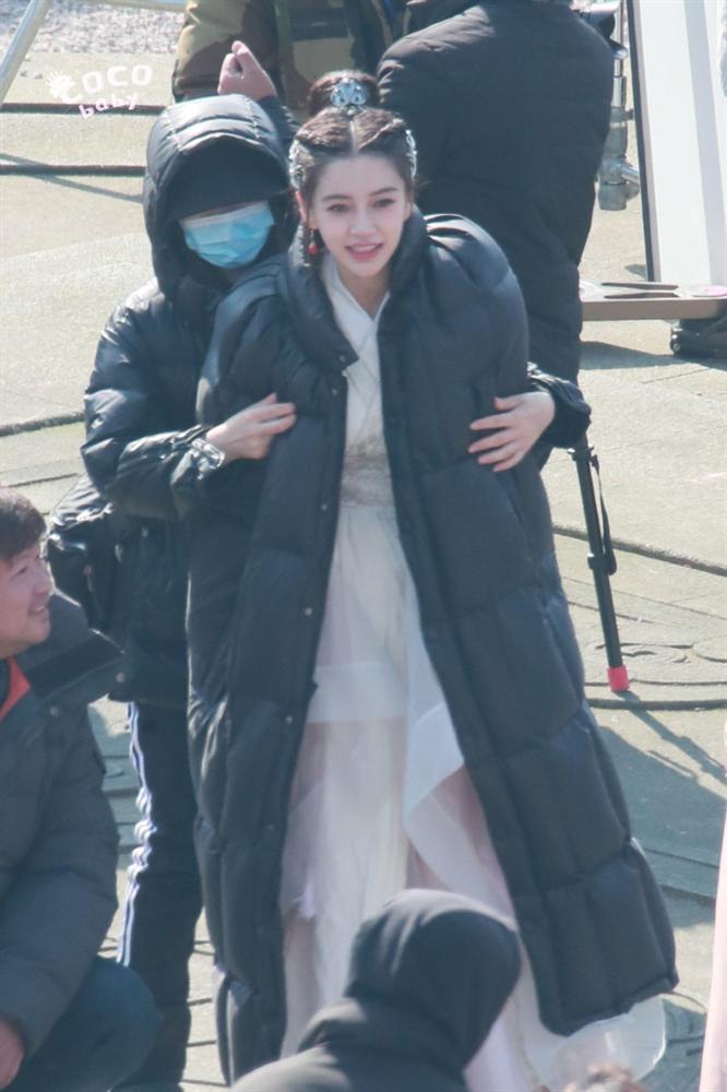 Angela Baby rạng rỡ sau ồn ào giật bồ, mọi chú ý đổ dồn vào chiếc cằm kỳ lạ-5