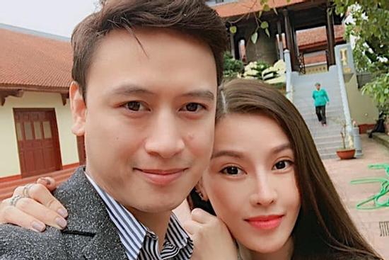 Đang mang thai, Quế Vân khó chịu khi bạn trai bị người cũ đeo bám