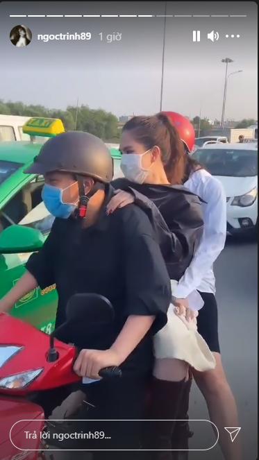 Ngọc Trinh không đội mũ bảo hiểm, liều lĩnh kẹp 3 trên đường-2