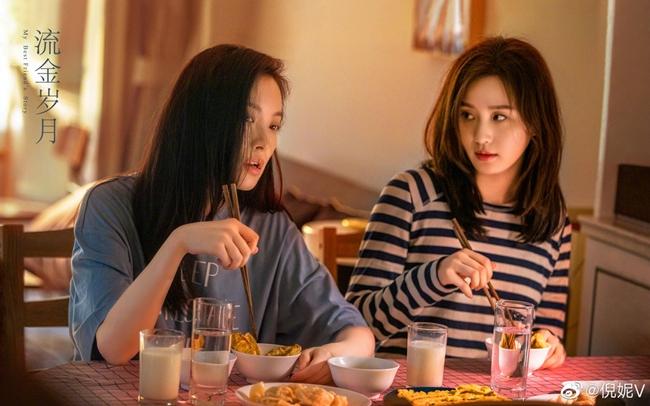 Không có gì ngạc nhiên khi thời trang là một trong những yếu tố kéo khán giả của bộ phim. Cả 2 mỹ nhân đều là những gương mặt được giới thời trang yêu thích. Lưu Thi Thi hiện là người phát ngôn cho Chanel và Nghê Ni đang làm đại diện cho Gucci.