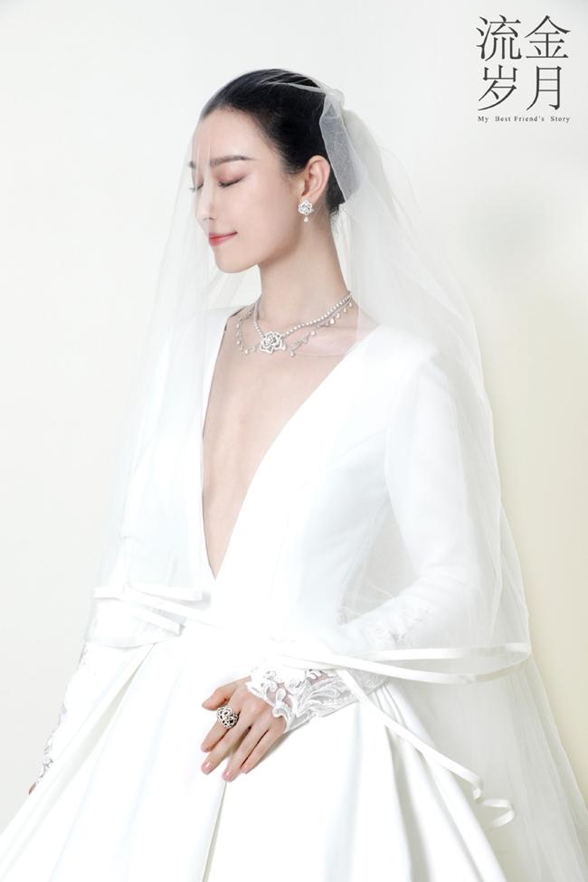 Bộ váy cưới Nghê Ni mặc trong phim cũng của thương hiệu váy cưới cao cấp nhất thế giới là Pronovias.
