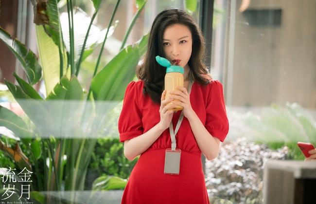 Để hóa thân thành thành cô nàng sang chảnh Chu Tỏa Tỏa, Nghê Ni đã có sự đầu tư kỹ lưỡng về ngoại hình, trang phục. Cô sử dụng nhiều thiết kế, phụ kiện đến từ những thương hiệu hàng đầu như Gucci, Givenchy, Chlóe, Valentino....