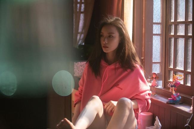Nghê Ni mặc áo hoodie màu hồng do we11done thiết kế. Thương hiệu này được tạo ra bởi Kwon Dami , chị gái G-Dragon nhóm BIGBANG .