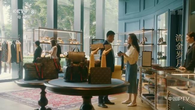 Trong cảnh Ni Ni mua đồ tại cửa hàng Gucci cho người bạn trai đầu tiên, cô mặc áo của Vince và váy denim của Stella McCartney.