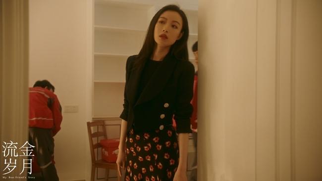 Thanh lịch và sang trọng với áo đen của Alessandra Rich, váy của Diane Von Furstenberg.