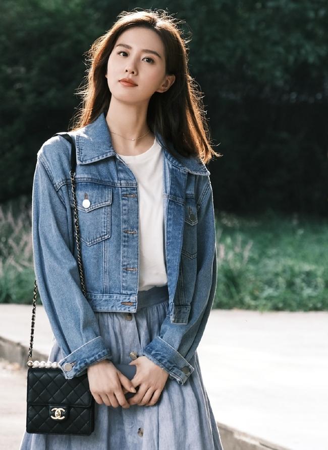 Áo khoác denim của ba&sh cùng túi xách Chanel mang đến sự trẻ trung, năng động.