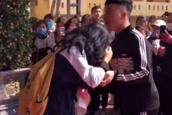 Quỳ xuống cầu hôn bạn gái ngay giữa sân trường, nam sinh nhận về nhiều ý kiến trái chiều