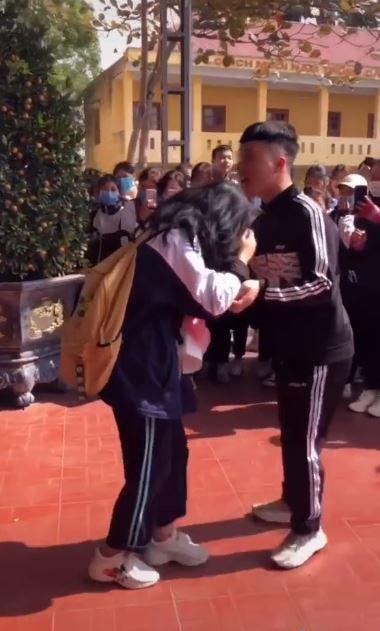 Quỳ xuống cầu hôn bạn gái ngay giữa sân trường, nam sinh nhận về nhiều ý kiến trái chiều-1