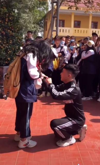 Quỳ xuống cầu hôn bạn gái ngay giữa sân trường, nam sinh nhận về nhiều ý kiến trái chiều-2