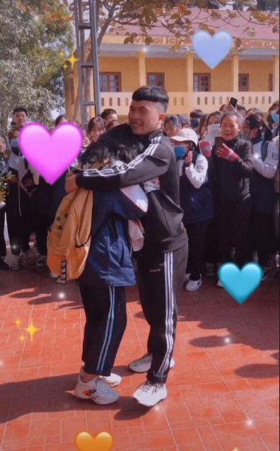 Quỳ xuống cầu hôn bạn gái ngay giữa sân trường, nam sinh nhận về nhiều ý kiến trái chiều-3