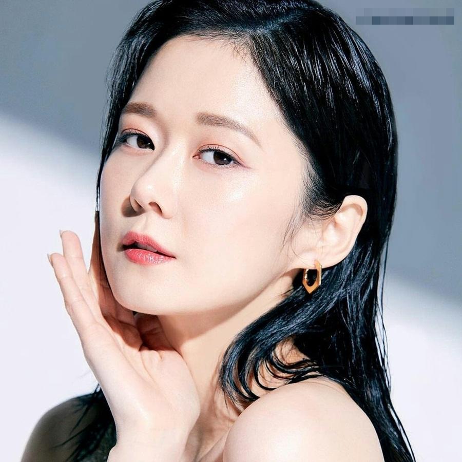 Jang Nara chia sẻ hình ảnh mới khoe làn da mịn màng cùng nhan sắc trẻ đẹp. Trước đó, ngôi sao sinh năm 1981 hé lộ gương mặt cô đã xuất hiện các nếp nhăn, không còn trẻ trung như mọi người vẫn suy nghĩ. Tuy nhiên, nhiều khán giả khẳng định nữ diễn viên vẫn đứng đầu danh sách 