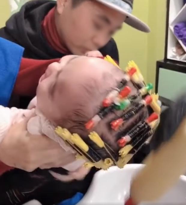 Phẫn nộ bà ghì chặt cháu 1 tuổi để thợ đổ hóa chất lên đầu làm tóc xoăn-2