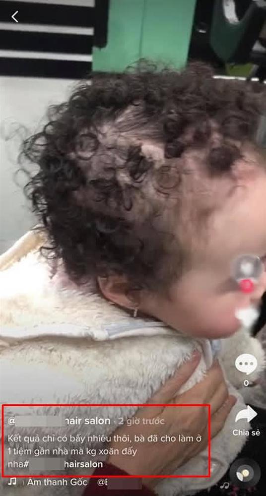Phẫn nộ bà ghì chặt cháu 1 tuổi để thợ đổ hóa chất lên đầu làm tóc xoăn-4
