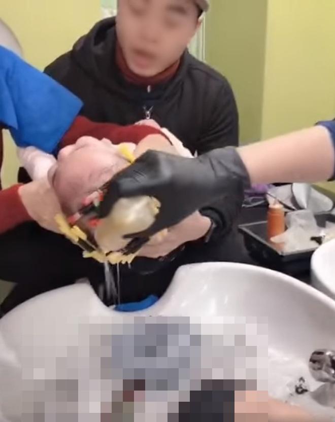 Phẫn nộ bà ghì chặt cháu 1 tuổi để thợ đổ hóa chất lên đầu làm tóc xoăn-3