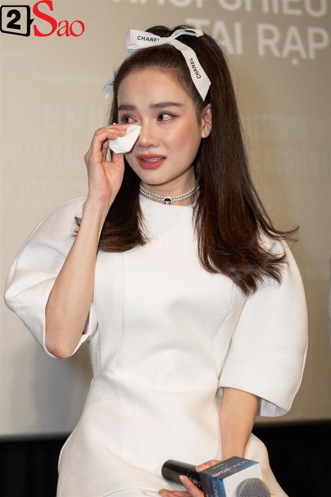 Nhã Phương vừa khóc nấc vừa xin lỗi vì tới trễ họp báo 2 tiếng-5