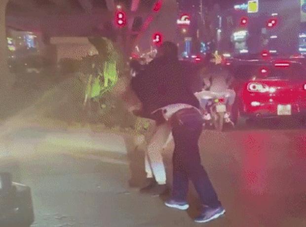 Vụ tài xế lên gối đánh người tại ngã tư Hà Nội: Nạn nhân thừa nhận chửi tài xế trước-2