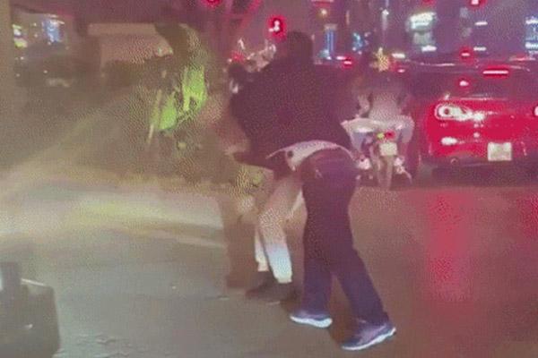 Khởi tố vụ án tài xế đánh gãy răng nam thanh niên do bị nhắc nhở dừng xe lâu ở Hà Nội-2