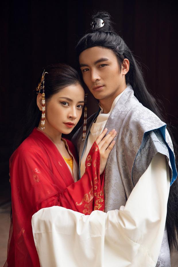 Bắt trọn phản ứng Chi Pu khi bạn trai Nam Em vòng tay muốn ôm eo cô trên thảm đỏ-3