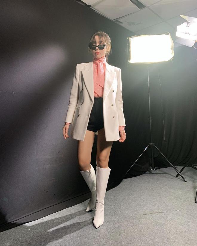 Min lại thành chị em sinh đôi với Rosé nhưng ghi điểm hơn chút xíu nhờ biết chơi phụ kiện-1