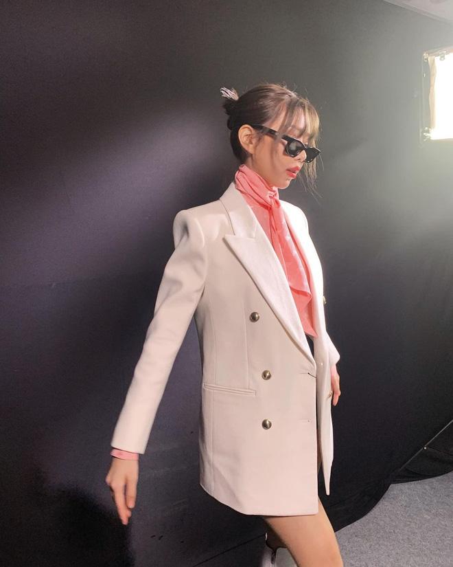 Min lại thành chị em sinh đôi với Rosé nhưng ghi điểm hơn chút xíu nhờ biết chơi phụ kiện-2