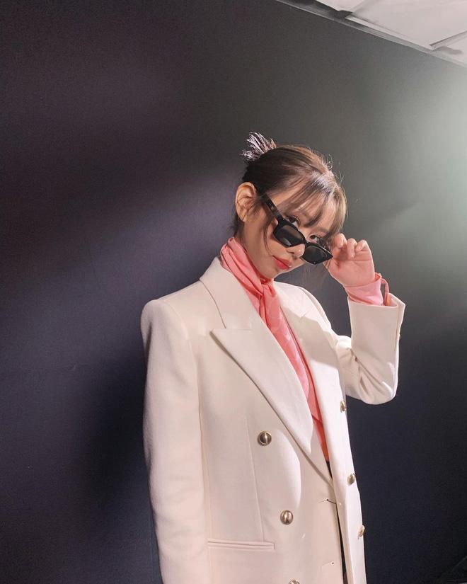 Min lại thành chị em sinh đôi với Rosé nhưng ghi điểm hơn chút xíu nhờ biết chơi phụ kiện-4