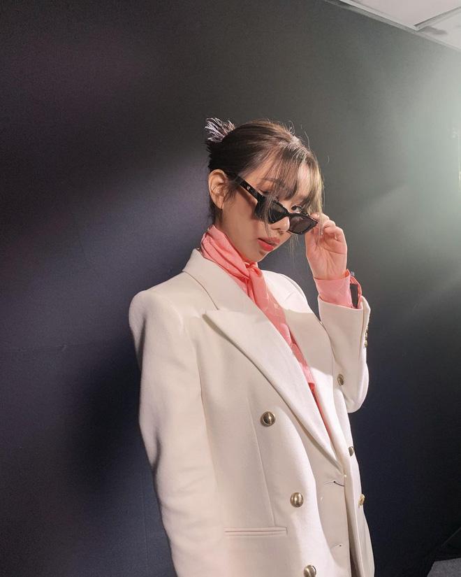 Min lại thành chị em sinh đôi với Rosé nhưng ghi điểm hơn chút xíu nhờ biết chơi phụ kiện-5