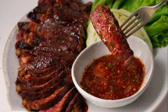 Thịt bò chấm sốt me cay