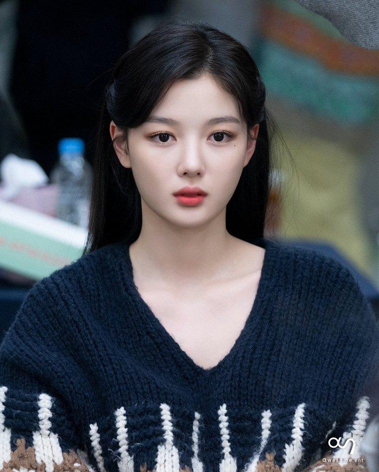 Chiều 14/1, công ty quản lý Awesome Ent đăng bộ ảnh hậu trường của Kim Yoo Jung tại SBS Drama Awards 2020. Ngay lập tức bộ ảnh đã gây 