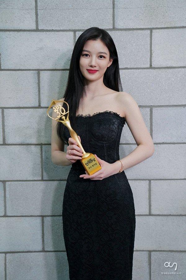 Trong lễ trao giải SBS Drama Awards 2020, Kim Yoo Jung xuất hiện với vai trò MC chính. Ngôi sao 9x diện váy đen khoe vai trần cùng vòng eo 