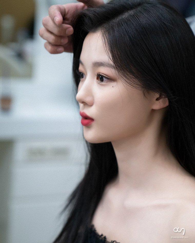 Kim Yoo Jung gia nhập làng giải trí khi mới 4 tuổi. Có thể nói khán giả đã nhìn thấy từng giai đoạn trưởng thành của nữ diễn viên. Nhiều cư dân mạng bình luận: 