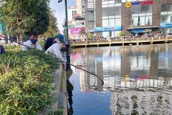 Nghệ An: Bàng hoàng phát hiện thi thể nam giới mắc vào cần câu cá