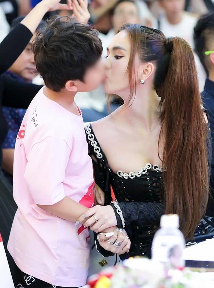 3 nụ hôn bị gắn mác phản cảm của sao Việt-1