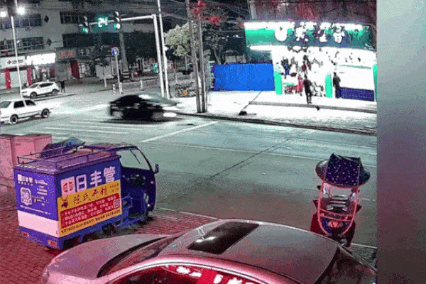 Clip: Kinh hoàng ô tô chồm lên rồi lật ngửa như trong phim-1