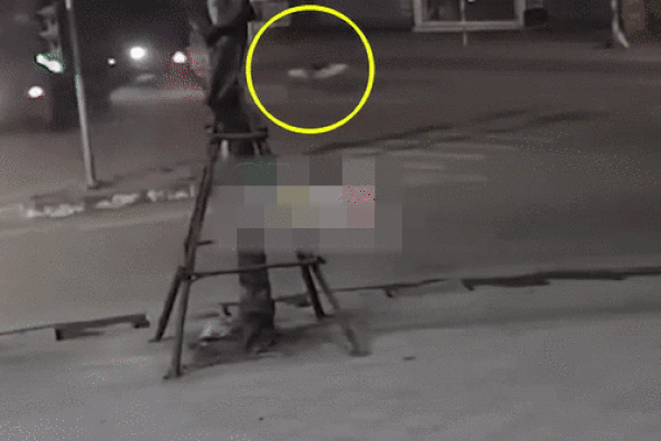 Clip: Phóng xe tốc độ 'bát hương vàng', thanh niên lọt gầm container tử vong