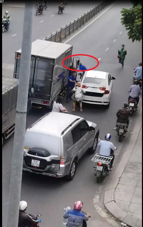 Clip: Thanh niên mở cốp ô tô rút kiếm truy đuổi tài xế xe tải sau va chạm ở Sài Gòn-2