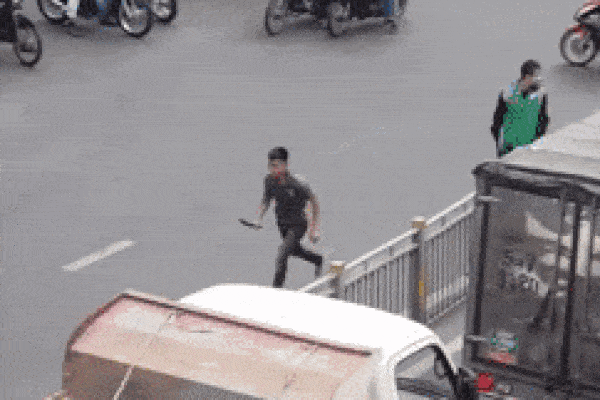 Clip: Thanh niên mở cốp ô tô rút kiếm truy đuổi tài xế xe tải sau va chạm ở Sài Gòn