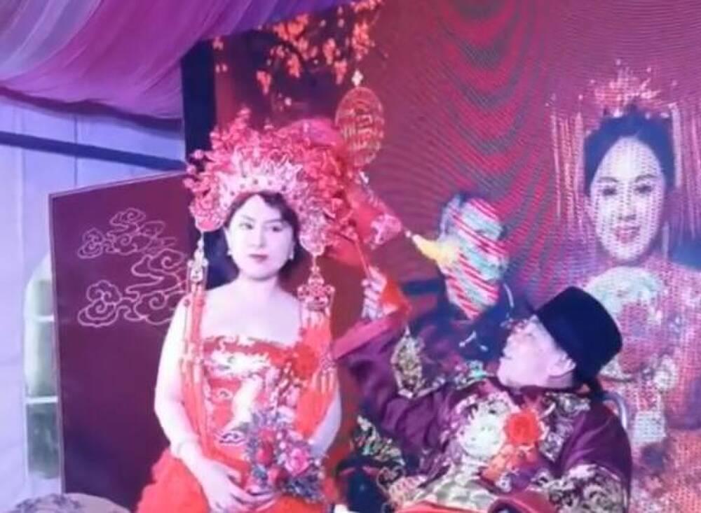 Cụ ông 80 tuổi ngồi xe lăn cưới vợ kém 42 tuổi, nhan sắc cô dâu khiến nhiều người trầm trồ-4