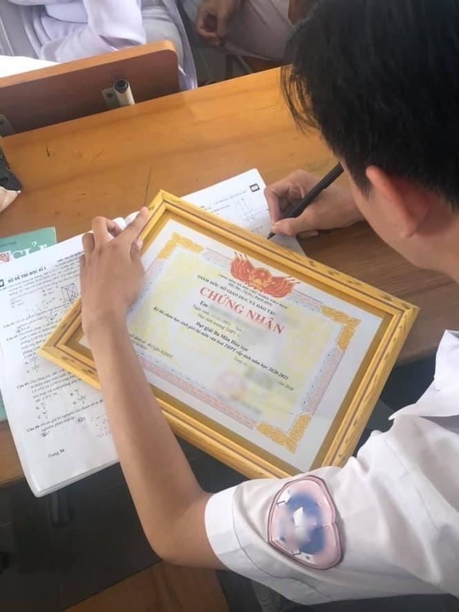 Loạt ảnh bá đạo khi thầy cô giáo đua nhau bắt trend trào lưu thước kẻ-7