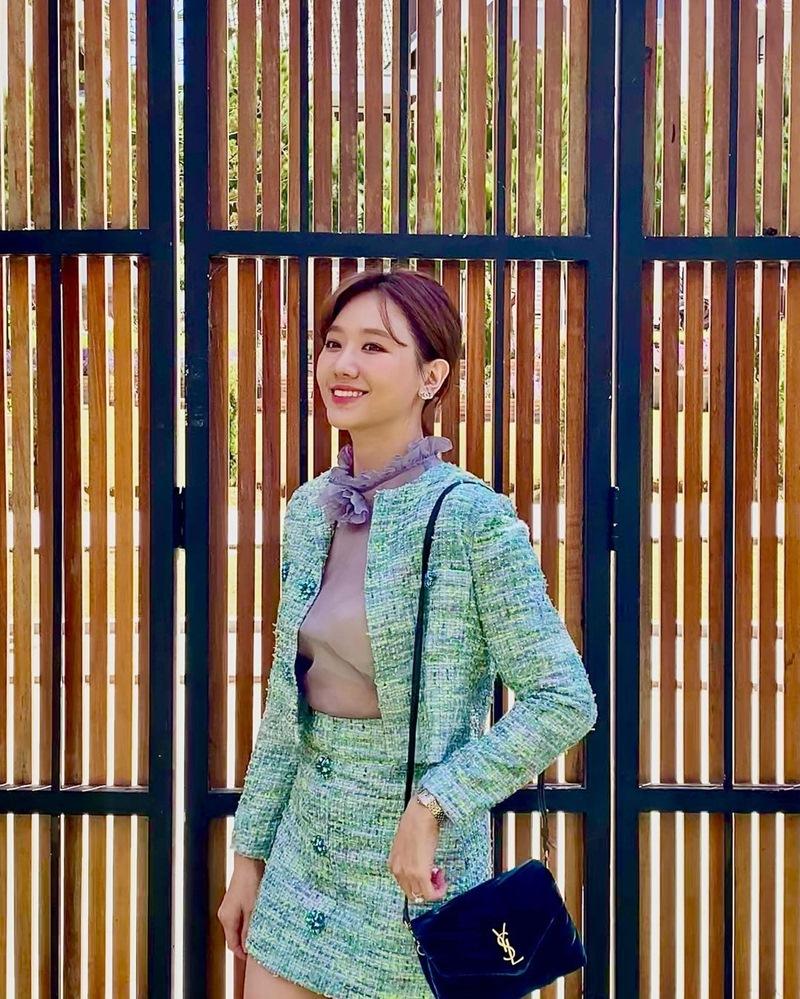 Phối đồ dạo phố tông xanh đẹp mắt như Hari Won - Yến Trang-1