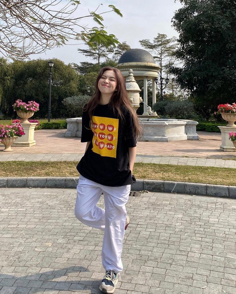 Thúy Vi mặc áo hở nguyên lưng - Sam đơn giản mà chất-7