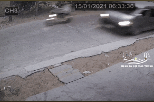 Clip: Chạy trốn CSGT, ô tô nhấn ga lao bạt mạng, húc bay cụ ông đi xe máy-1