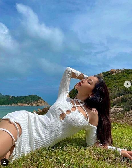 Chi Pu diện đầm khoét ngực sexy - Thiều Bảo Trâm body đẹp như truyện tranh-1