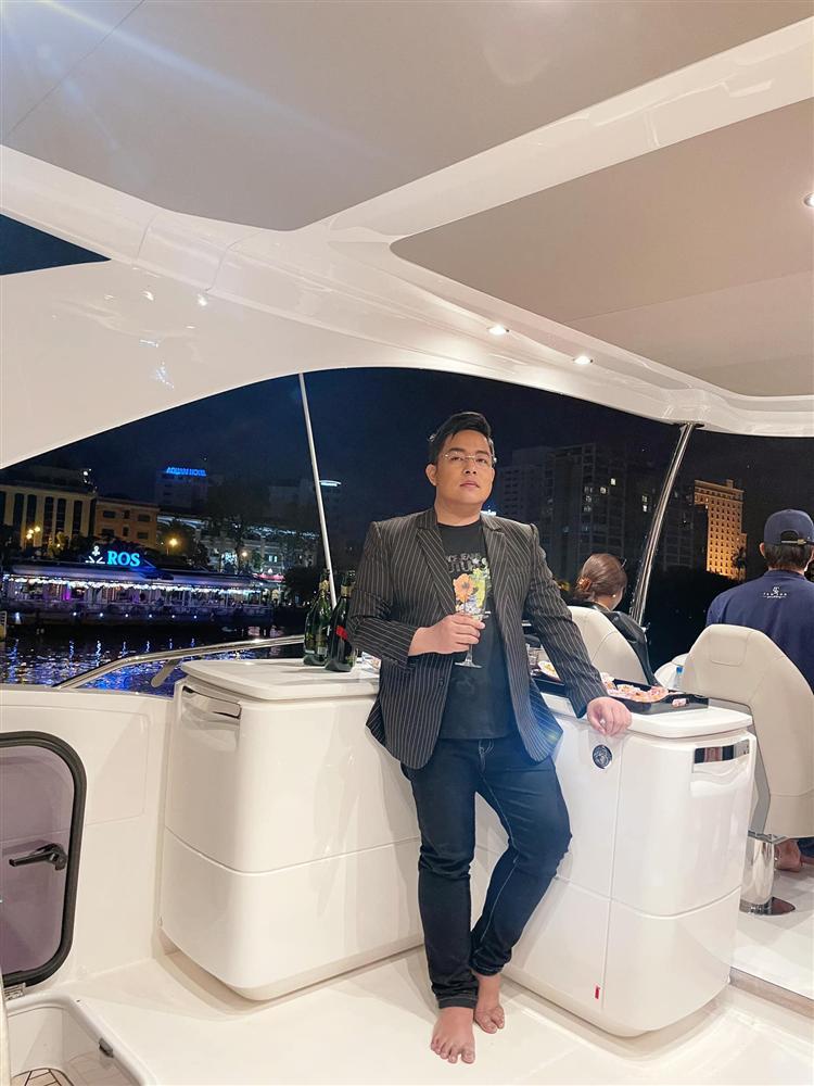 Bùi Tiến Dũng bị chê dừ khi đứng cạnh Quang Lê, khó tin 24 so kè 42-1