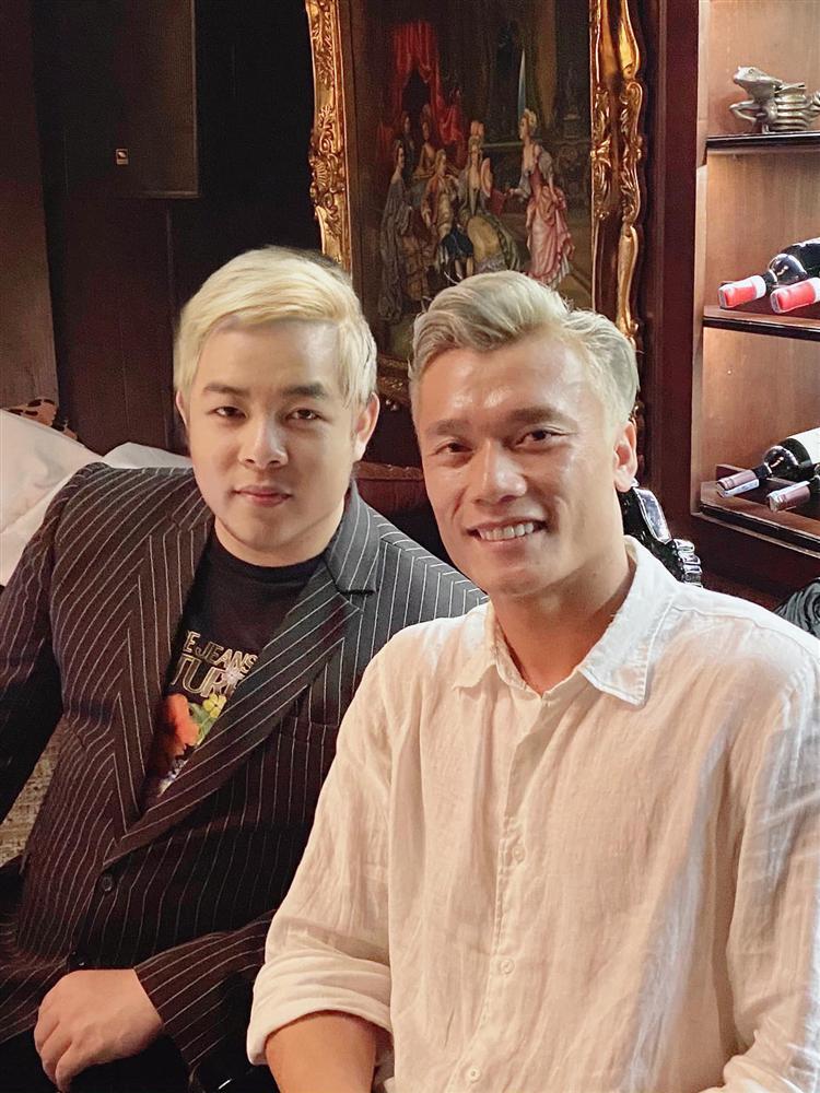 Bùi Tiến Dũng bị chê dừ khi đứng cạnh Quang Lê, khó tin 24 so kè 42-4