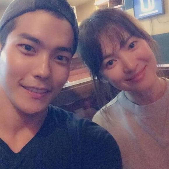 Song Hye Kyo lộ ảnh thân mật trai trẻ, dấy nghi vấn có tình yêu mới sau hơn 1 năm ly hôn-1