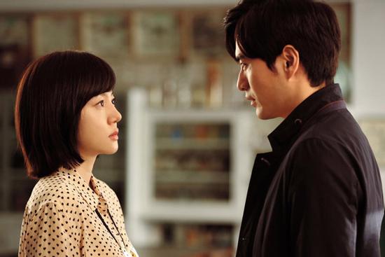 Lên tầng 2 nhà chồng, tôi sững sờ trước người phụ nữ mặc áo dài trang điểm xinh xắn