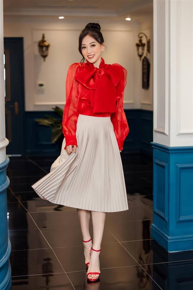 Không phải xuyên thấu hở bạo, váy đính nơ thống trị 2020, Khánh Vân diện như cơm bữa-12