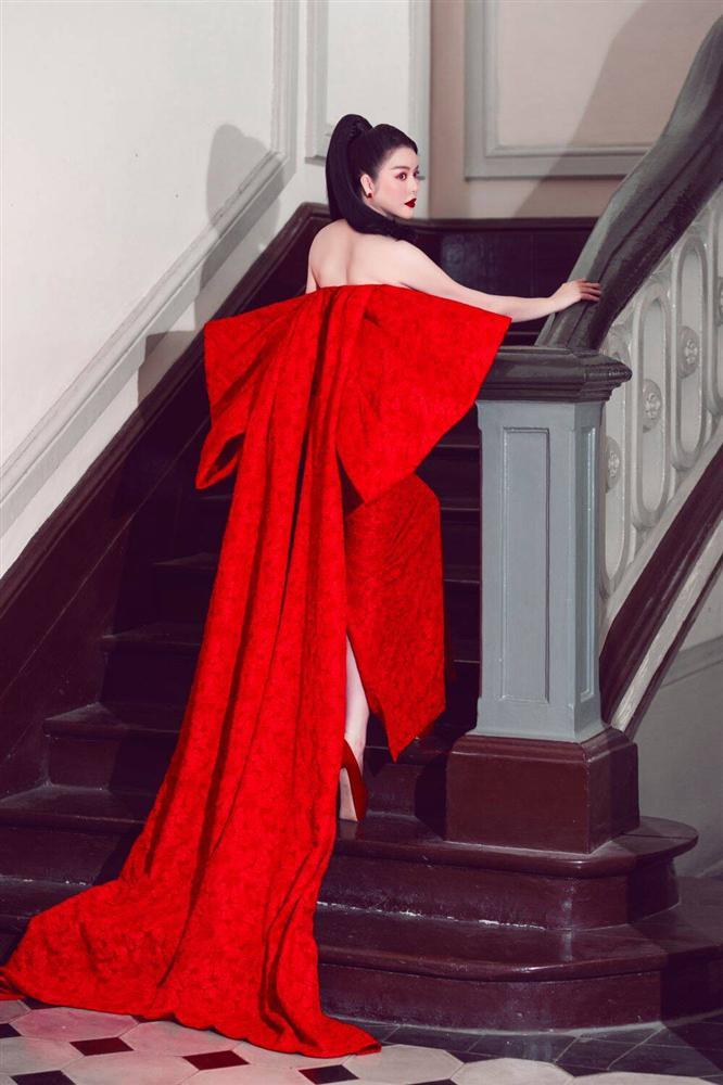 Không phải xuyên thấu hở bạo, váy đính nơ thống trị 2020, Khánh Vân diện như cơm bữa-5