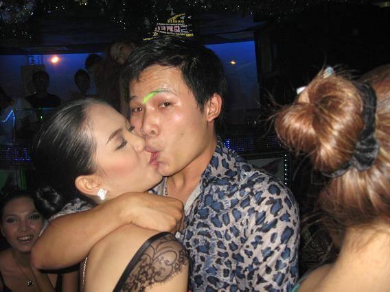 Những nụ hôn bị chỉ trích lố bịch của Ngọc Trinh-2