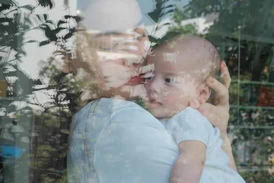 Hồ Ngọc Hà bế con gái Lisa, ai nấy trầm trồ 'truyền nhân nhan sắc'